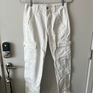 Universal Thread White Cargo Pants with Straight-Leg Design